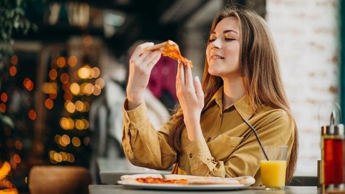 Ilustrasi makan di restoran/ Foto: Freepik.com