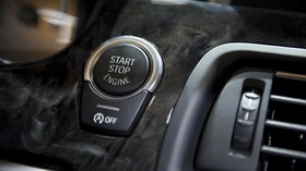 Kenapa Menyalakan Mesin Mobil Sekarang Dipencet Bukan Diputar?