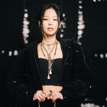 Potret Gaya Jennie BLACKPINK dan Selebriti Kenamaan Lainnya di Fashion Show Chanel Fall/Winter 2022