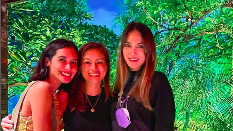 Luna Maya foto bareng Marsha Timothy
