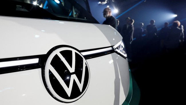 Menteri Investasi/Kepala Badan Koordinasi Penanaman Modal (BKPM) Bahlil Lahadalia mengungkapkan Volkswagen berminat investasi di Indonesia.