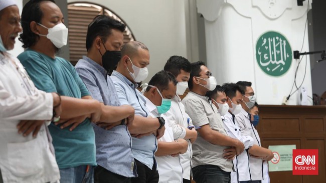 Muhammadiyah respons MUI yang menyatakan salat jemaah di Masjid dapat kembali merapatkan saf seiring penurunan jumlah kasus Covid-19.
