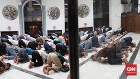 FOTO: MUI Izinkan Saf Ibadah Salat Berjemaah Tak Berjarak