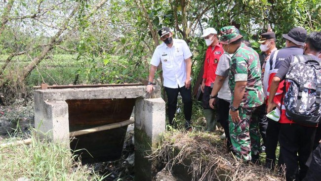 Wali Kota Medan Bobby Nasution menyusuri parit saluran pembuangan yang bermuara ke sungai. Dia mendapati ada pintu air rusak pemicu banjir.