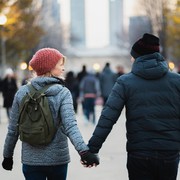 Sama-sama Bikin Bahagia, Ini Perbedaan Introvert dan Ekstrovert Ketika Jatuh Cinta!