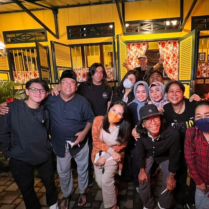 <p>Kebersamaan mereka pun sudah terjalin selama puluhan tahun. "30 tahun kita bersama dan terlalu banyak kebahagian yg kita lewati ,terlalu banyak juga kepedihan, duka yang dalam ditinggal sebagian dari keluarga kami," tulis Suty Karno sebagai <em>caption</em>. (Foto: Instagram @sutykarno)</p>