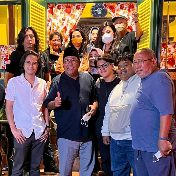 <p>Para pemain Si Doel pun terbilang lengkap mulai dari pemeran Bang Doel, Zaenab, Sarah, Mandra, Atun, Koh Ahong, Munaroh, dan juga Hanz. Tak ketinggalan pula kehadiran anak Sarah dan anak Atun yang muncul di <em>Si Doel The Movie</em>. (Foto: Instagram @sutykarno)</p>