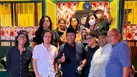 <p>Para pemain Si Doel pun terbilang lengkap mulai dari pemeran Bang Doel, Zaenab, Sarah, Mandra, Atun, Koh Ahong, Munaroh, dan juga Hanz. Tak ketinggalan pula kehadiran anak Sarah dan anak Atun yang muncul di <em>Si Doel The Movie</em>. (Foto: Instagram @sutykarno)</p>