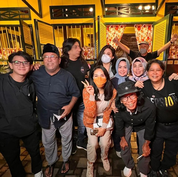 <p>Baru-baru ini, para pemain Si Doel pun kembali berkumpul. Hal ini tampak dalam unggahan pemeran Atun, Suty Karno di akun Instagram pribadinya. (Foto: Instagram @sutykarno)</p>