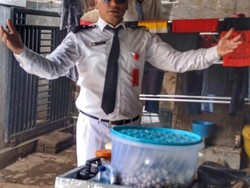 Penjual Cimol di Bandung Viral Gegara Pakaian Unik