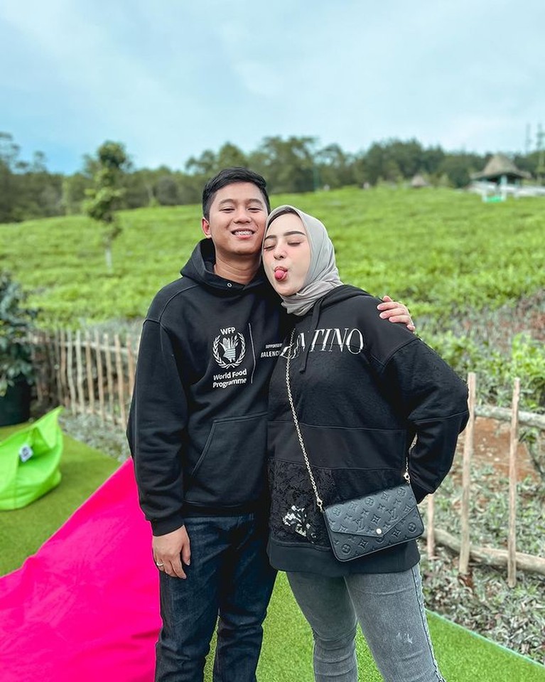 Doni Salmanan resmi jadi tersangka, kebersamaannya dengan sang istri yang baru 3 bulan nikah terancam dipisah bui. Yuk, intip!