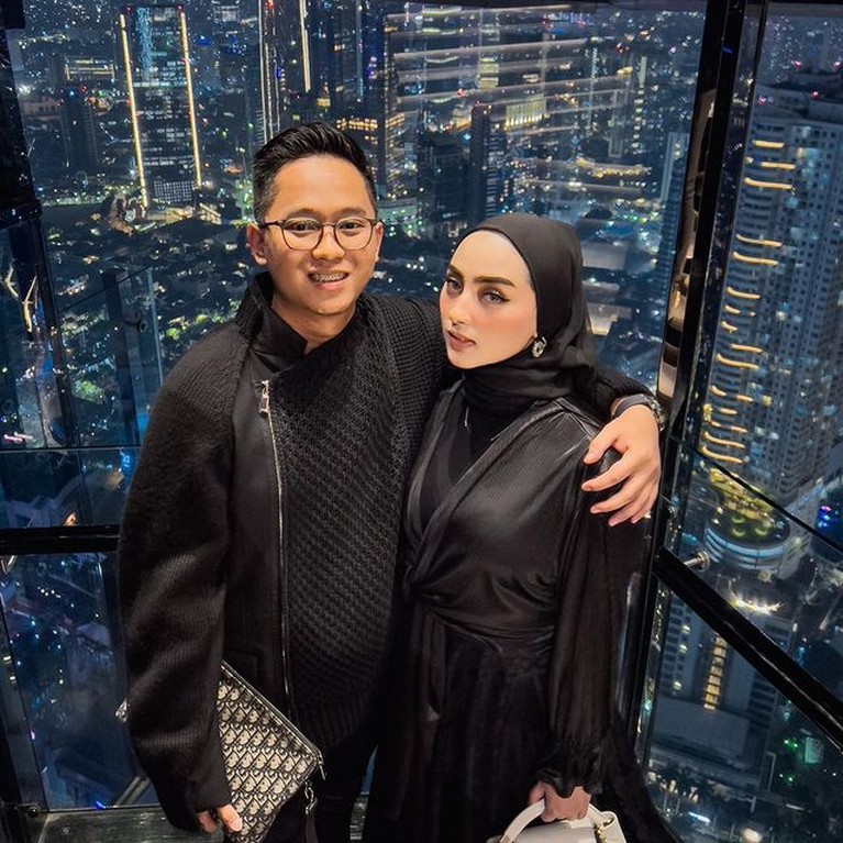 Potret Doni Salmanan dan Istri Doni Salmanan resmi jadi tersangka, kebersamaannya dengan sang istri yang baru 3 bulan nikah terancam dipisah bui. Yuk, intip!