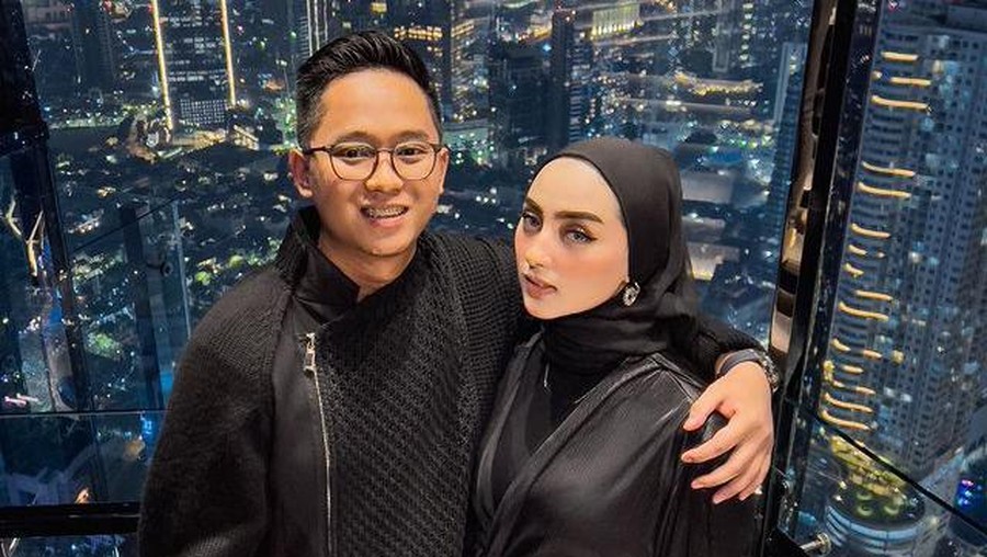 Doni Salmanan resmi jadi tersangka, kebersamaannya dengan sang istri yang baru 3 bulan nikah terancam dipisah bui. Yuk, intip!