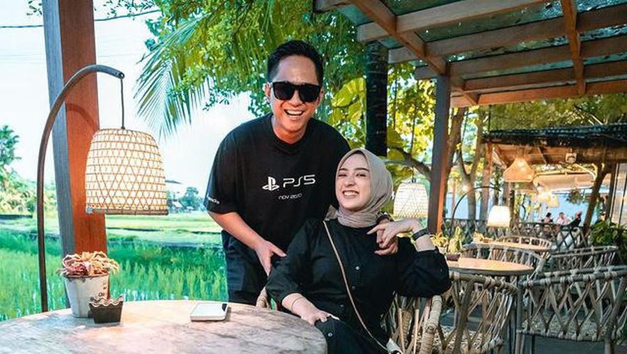 Doni Salmanan resmi jadi tersangka, kebersamaannya dengan sang istri yang baru 3 bulan nikah terancam dipisah bui. Yuk, intip!
