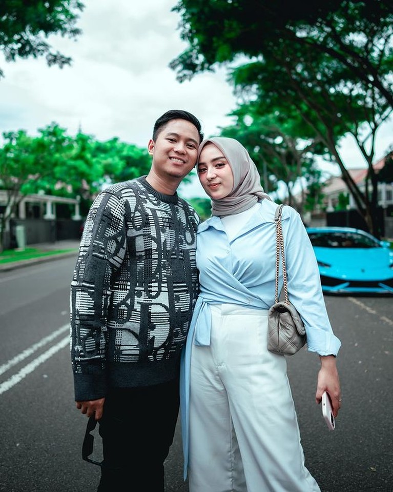 Potret Doni Salmanan dan Istri Doni Salmanan resmi jadi tersangka, kebersamaannya dengan sang istri yang baru 3 bulan nikah terancam dipisah bui. Yuk, intip!
