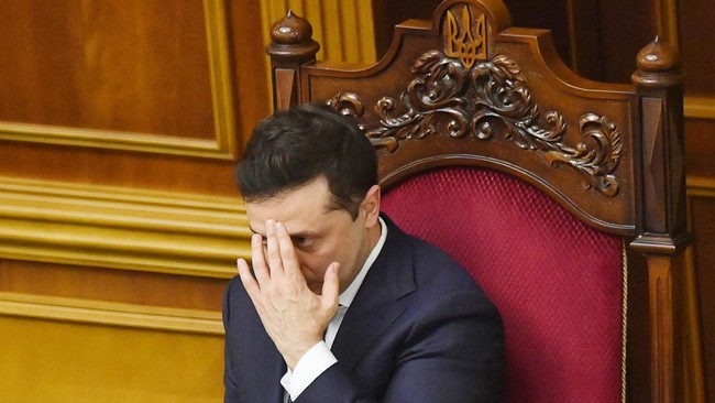 Presiden Volodymyr Zelensky pusing gegara korupsi di antara para pejabat militer karena menerima suap warga Ukraina yang tak mau perang.