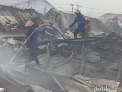 Api Masih Muncul, Pembasahan Pabrik Sepatu Terus Dilakukan