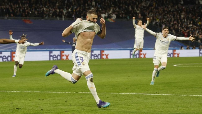 Penyerang Real Madrid Karim Benzema berhasil melesat ke posisi kedua daftar top skor Liga Champions dan menempel Robert Lewandowski di posisi teratas.