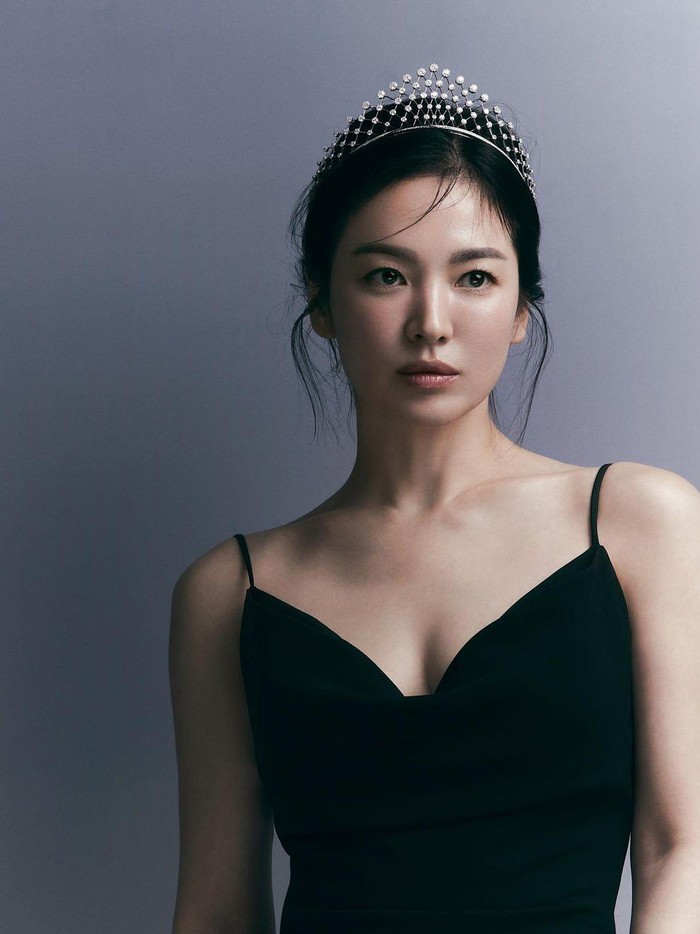 Mengenakan dress simpel berwarna hitam dan sebuah tiara cantik di kepala, Song Hye Kyo terlihat menawan bak putri bangsawan yang muncul dari negeri dongeng./ Foto: Kim Hee June/instagram.com/kyo1122