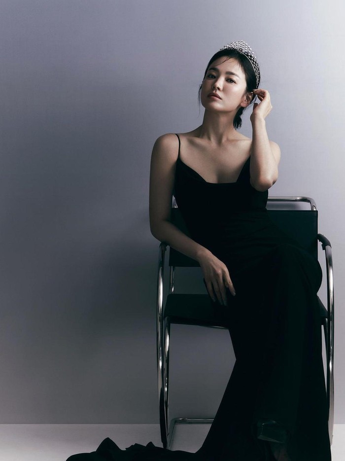 Song Hye Kyo kembali tampil dalam pemotretan untuk brand perhiasan asal Prancis, Chaumet. Aktris berusia 40 tahun tersebut memancarkan visual mewah dengan gaya ala putri dari dunia dongeng./ Foto: Kim Hee June/instagram.com/kyo1122