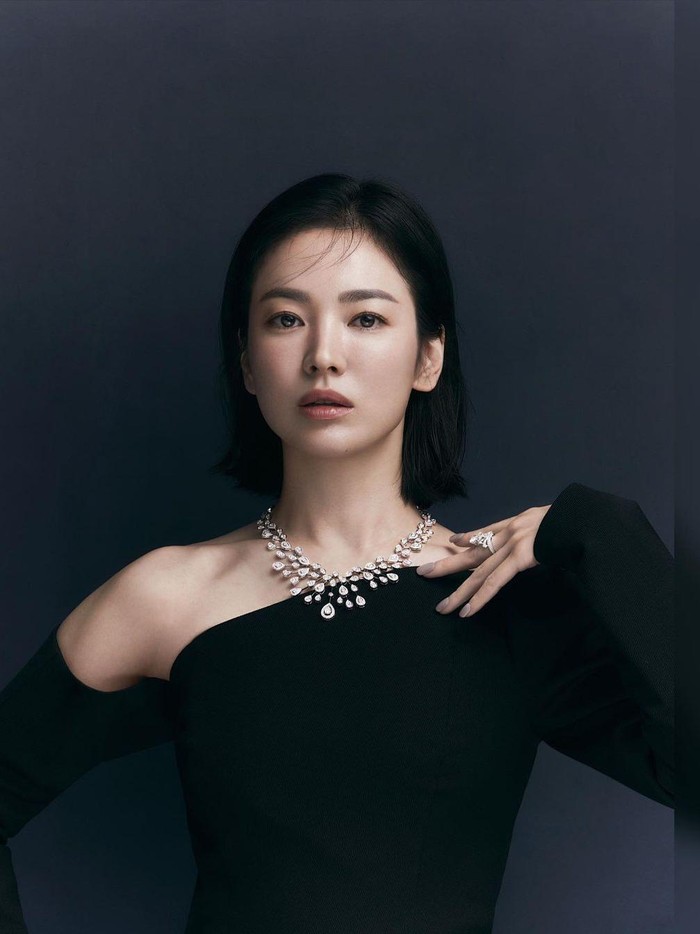 Dalam potret lainnya, sang aktris mengenakan off-shoulder dress yang terlihat minimalis, serta kalung berhiaskan mutiara lansiran brand Chaumet./ Foto: Kim Hee June