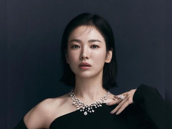 Sebelumnya, Song Hye Kyo memang sudah menjadi brand ambassador untuk Chaumet. Di tahun 2019 lalu, ia sempat mengunjungi event dari brand tersebut yang diadakan di Monako.Foto: W Korea