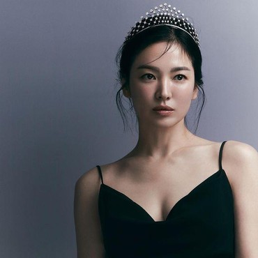 Song Hye Kyo Tampil Berani Pakai Gaun Belahan Dada Rendah & Mahkota Rp6 M