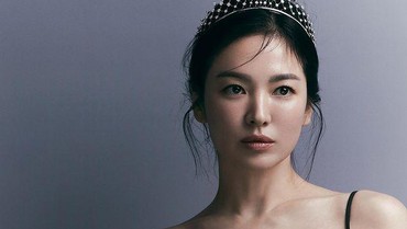 img-title Song Hye Kyo Tampil Berani Pakai Gaun Belahan Dada Rendah & Mahkota Rp6 M