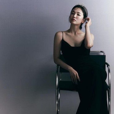Jadi Ingin Hang Out Bareng,  Gaya Santai Song Hye Kyo Saat Jalan dengan Teman Artis