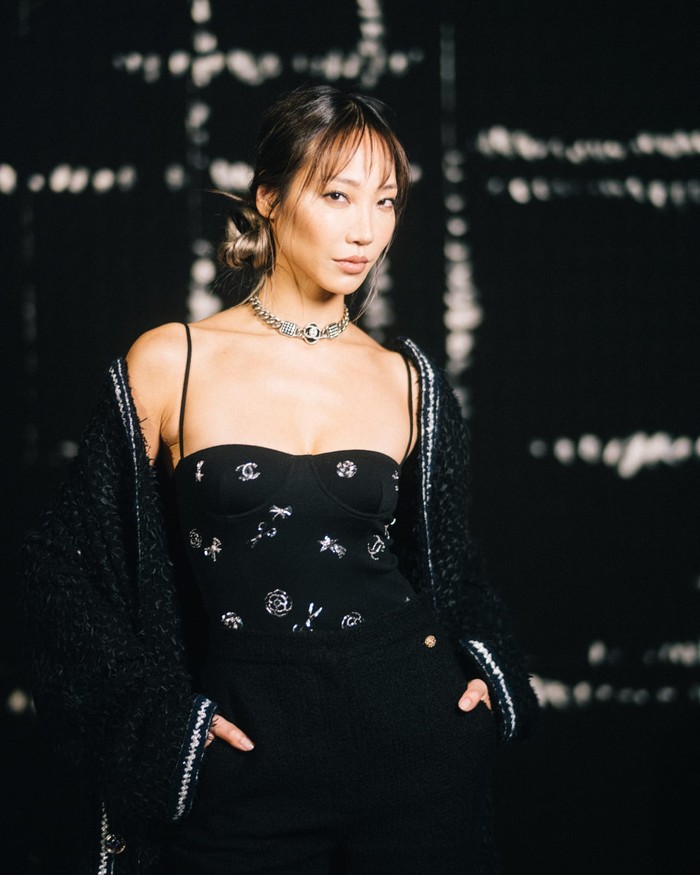 Model dan DJ Soo Joo Park bergaya girly dalam padanan camisole dan outerwear serba hitam. Pilihan kalung model choker memberi nuansa retro chic. Foto: Courtesy of Chanel