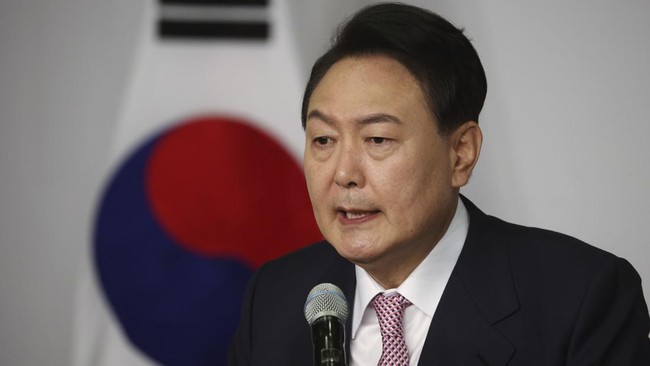 Presiden Korea Selatan Yoon Suk Yeol menegaskan negaranya bisa membangun senjata nuklir dengan cepat jika ancaman dari Korea Utara terus meningkat.
