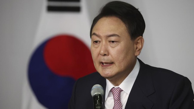 Korsel Lawan Ancaman Korut: Kami Juga Bisa Buat Senjata Nuklir Sendiri Presiden Korea Selatan Yoon Suk Yeol menegaskan negaranya bisa membangun senjata nuklir dengan cepat jika ancaman dari Korea Utara terus meningkat.