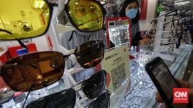 FOTO: Memindai Transaksi Digital Lewat QRIS