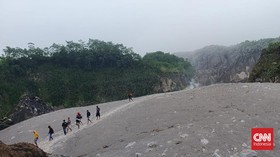 Warga 'Piknik' di Area Sisa Erupsi Gunung Merapi