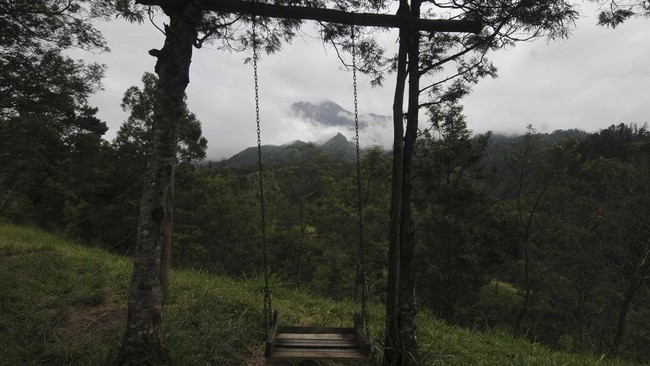 FOTO: Waswas Warga Desa di Lereng Gunung Merapi