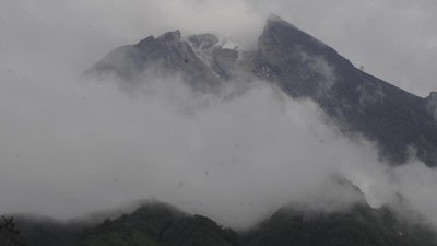 Gunung Merapi kembali mengalami erupsi dengan radius bahaya hingga 7 km dari puncak.