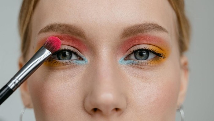 4 Bias dan Stereotip Negatif tentang Makeup Ini Masih Melekat di Masyarakat, Sering Kamu Dapatkan? 4 Bias dan Stereotip Negatif tentang Makeup Ini Masih Melekat di Masyarakat, Sering Kamu Dapatkan?