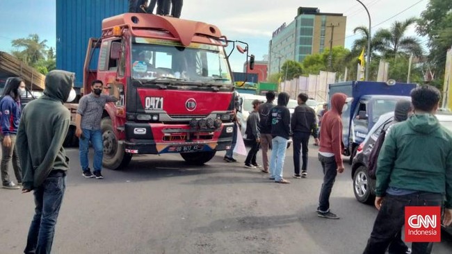 Puluhan mahasiswa Makassar melakukan aksi Menko Perekonomian Airlangga Hartarto yang juga Ketua Umum Golkar di kota tersebut.