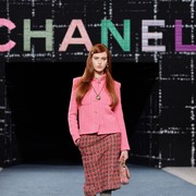 Contek Gaya Rambut Preppy dari Runway Chanel, Mudah Banget!