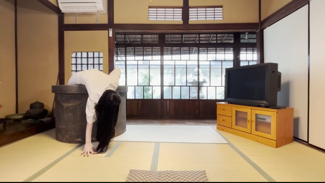 Sadako Jadi Vlogger, Pamer Kamar hingga Mengaku Takut Hantu Sadako, hantu yang menakuti banyak orang jelang akhir 90-an lewat film The Ring, kini mengembangkan karier sebagai vlogger.