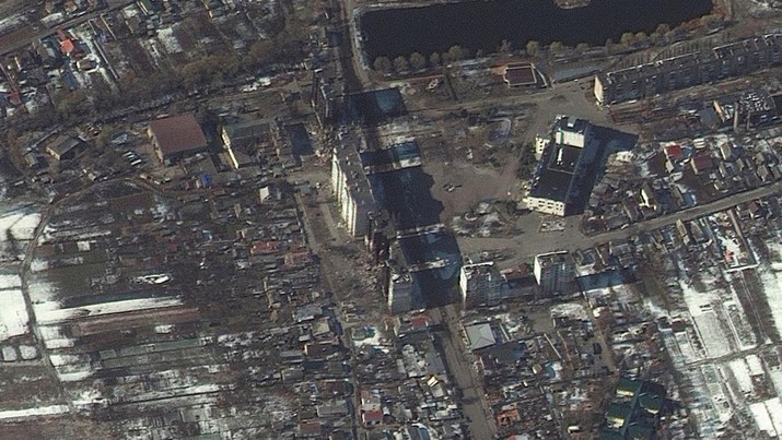 Citra satelit menunjukkan bangunan tempat tinggal yang rusak saat serangan Rusia ke Ukraina, di pemukiman Borodyanka di wilayah Kyiv, Ukraina, Rabu (9/3/2022). (Satellite image ©2022 Maxar Technologies/Handout via REUTERS)