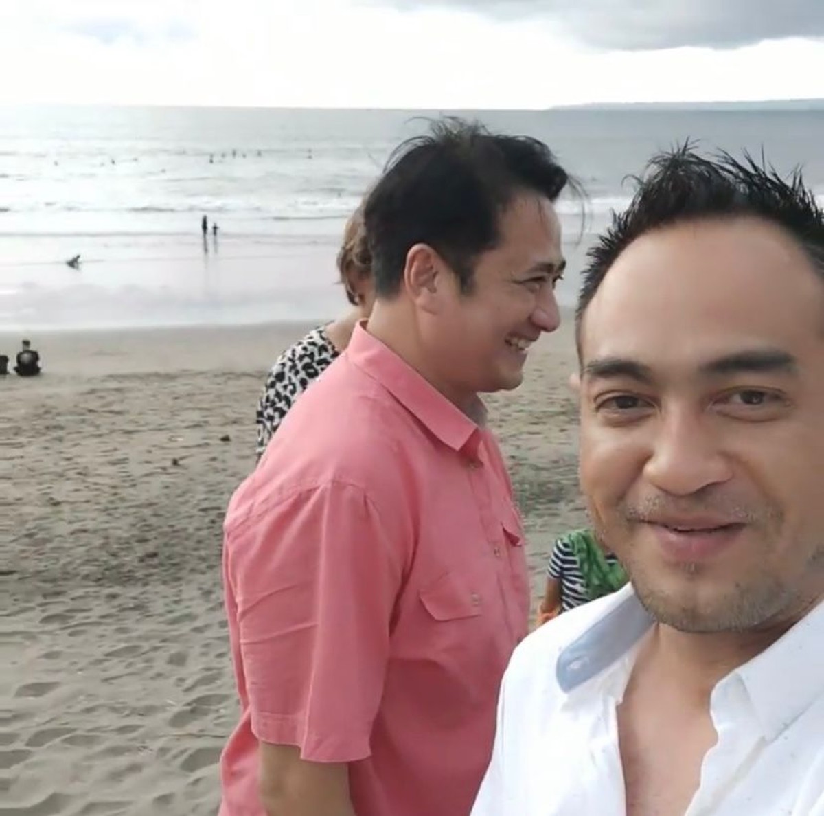 Momen pertemuan Ferry Irawan dan Ivan Fadilla di Bali jadi sorotan karena wajah mereka disebut mirip&period; Yuk&comma; intip potretnya&excl;