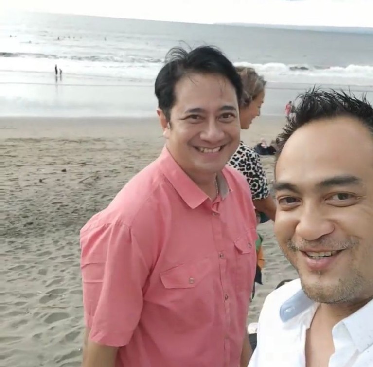 Momen pertemuan Ferry Irawan dan Ivan Fadilla di Bali jadi sorotan karena wajah mereka disebut mirip. Yuk, intip potretnya!