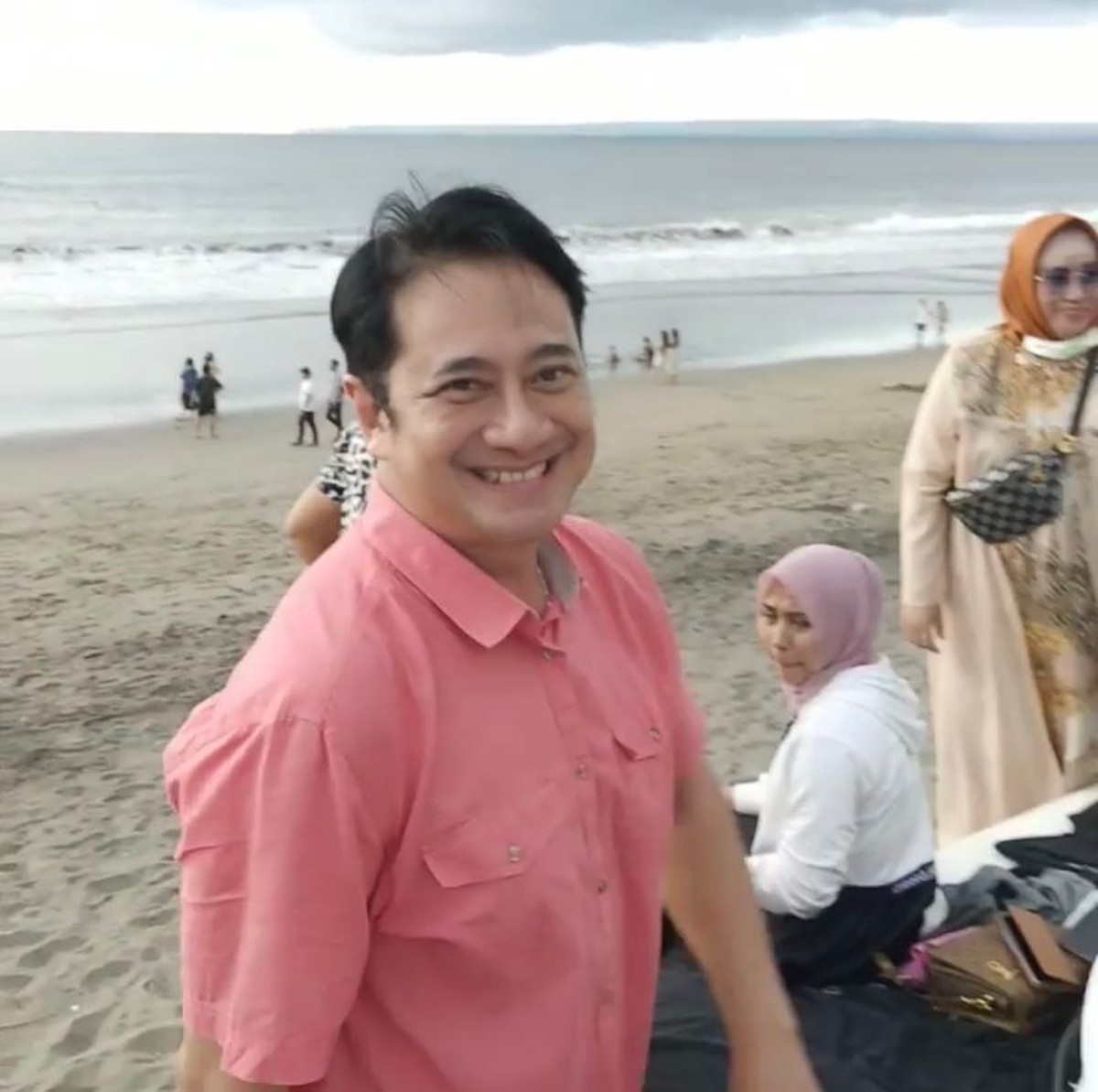 Momen pertemuan Ferry Irawan dan Ivan Fadilla di Bali jadi sorotan karena wajah mereka disebut mirip&period; Yuk&comma; intip potretnya&excl;