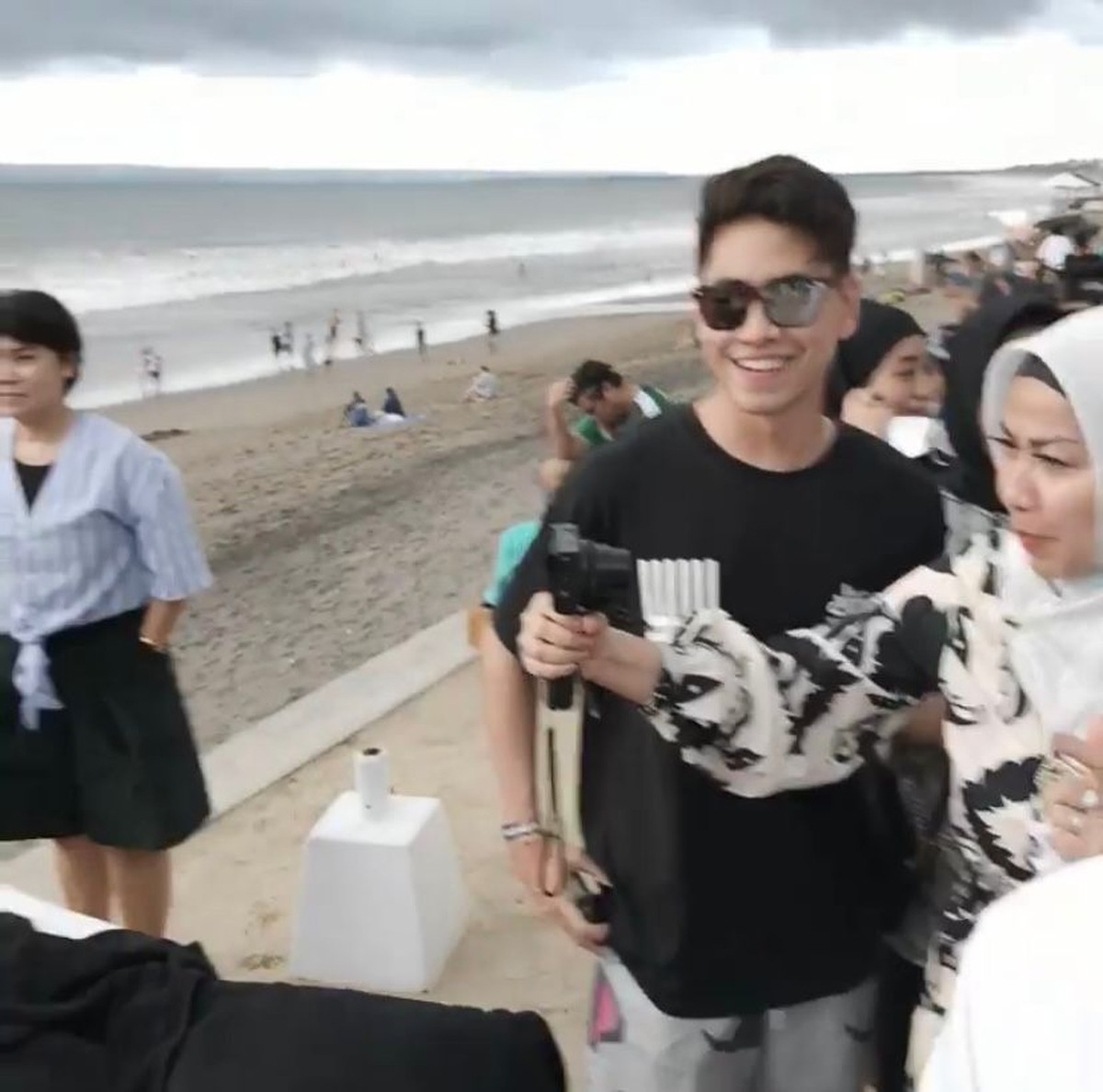 Momen pertemuan Ferry Irawan dan Ivan Fadilla di Bali jadi sorotan karena wajah mereka disebut mirip&period; Yuk&comma; intip potretnya&excl;