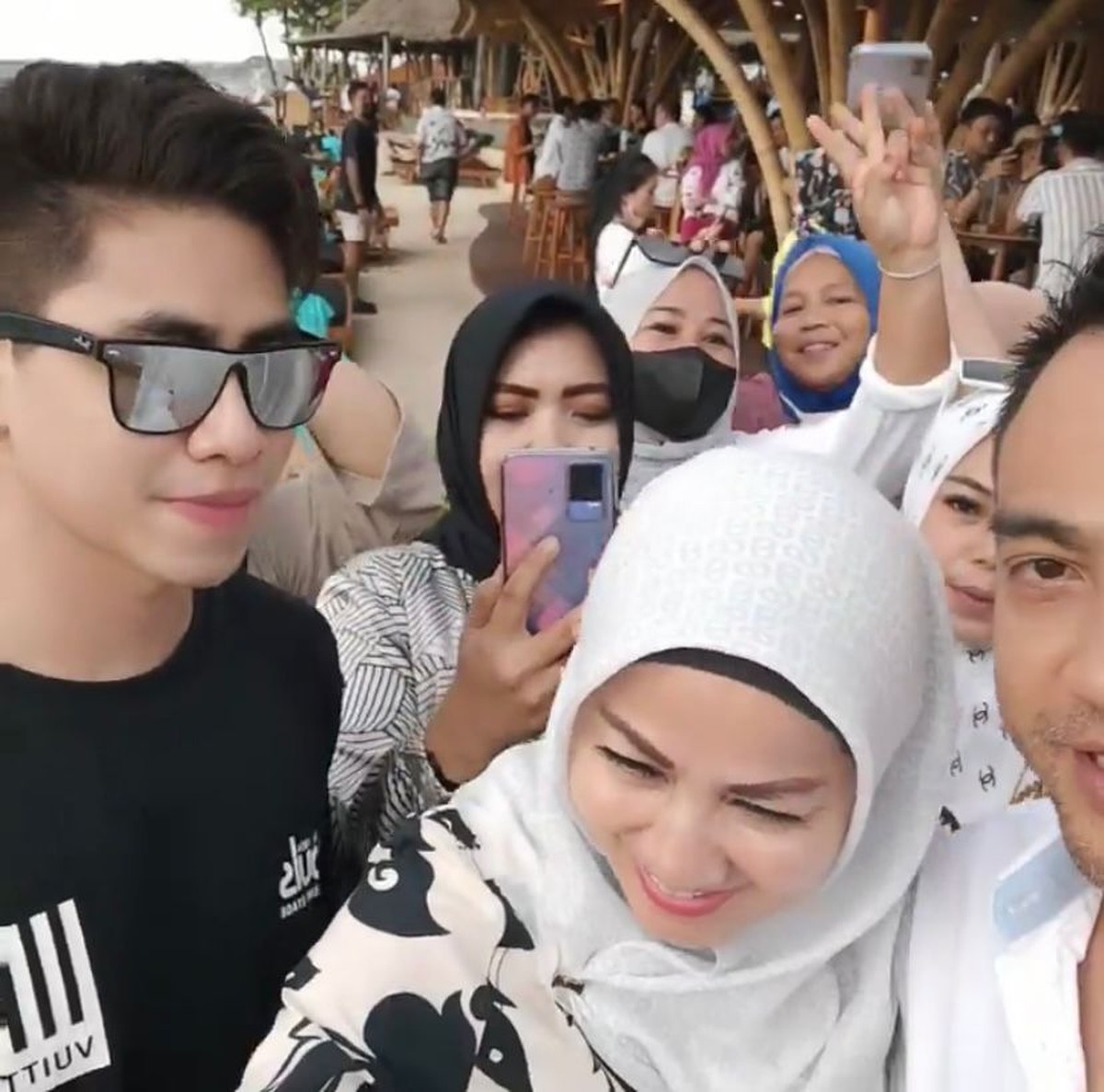 Momen pertemuan Ferry Irawan dan Ivan Fadilla di Bali jadi sorotan karena wajah mereka disebut mirip&period; Yuk&comma; intip potretnya&excl;