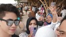 Momen pertemuan Ferry Irawan dan Ivan Fadilla di Bali jadi sorotan karena wajah mereka disebut mirip&period; Yuk&comma; intip potretnya&excl;