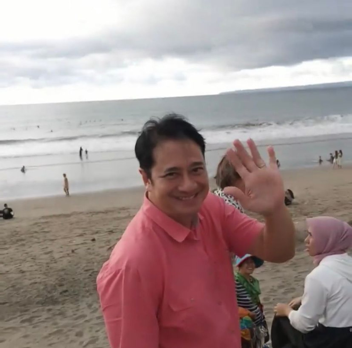 Momen pertemuan Ferry Irawan dan Ivan Fadilla di Bali jadi sorotan karena wajah mereka disebut mirip&period; Yuk&comma; intip potretnya&excl;