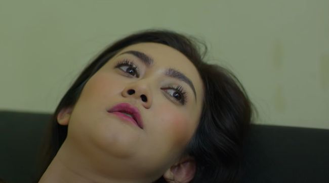 Film horor Iblis dalam Kandungan bercerita tentang perempuan yang sedang hamil setelah lama menikah, tapi diganggu arwah di rumahnya.