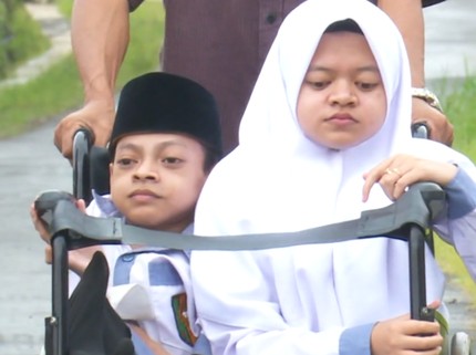 Dua Bersaudara Berprestasi di Sekolah yang Bersandar pada Kursi Roda